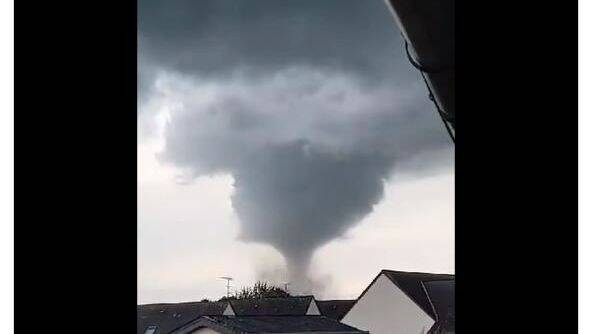 Les images impressionnantes de la tornade qui a causé plusieurs dégâts matériels en Mayenne ce week-end