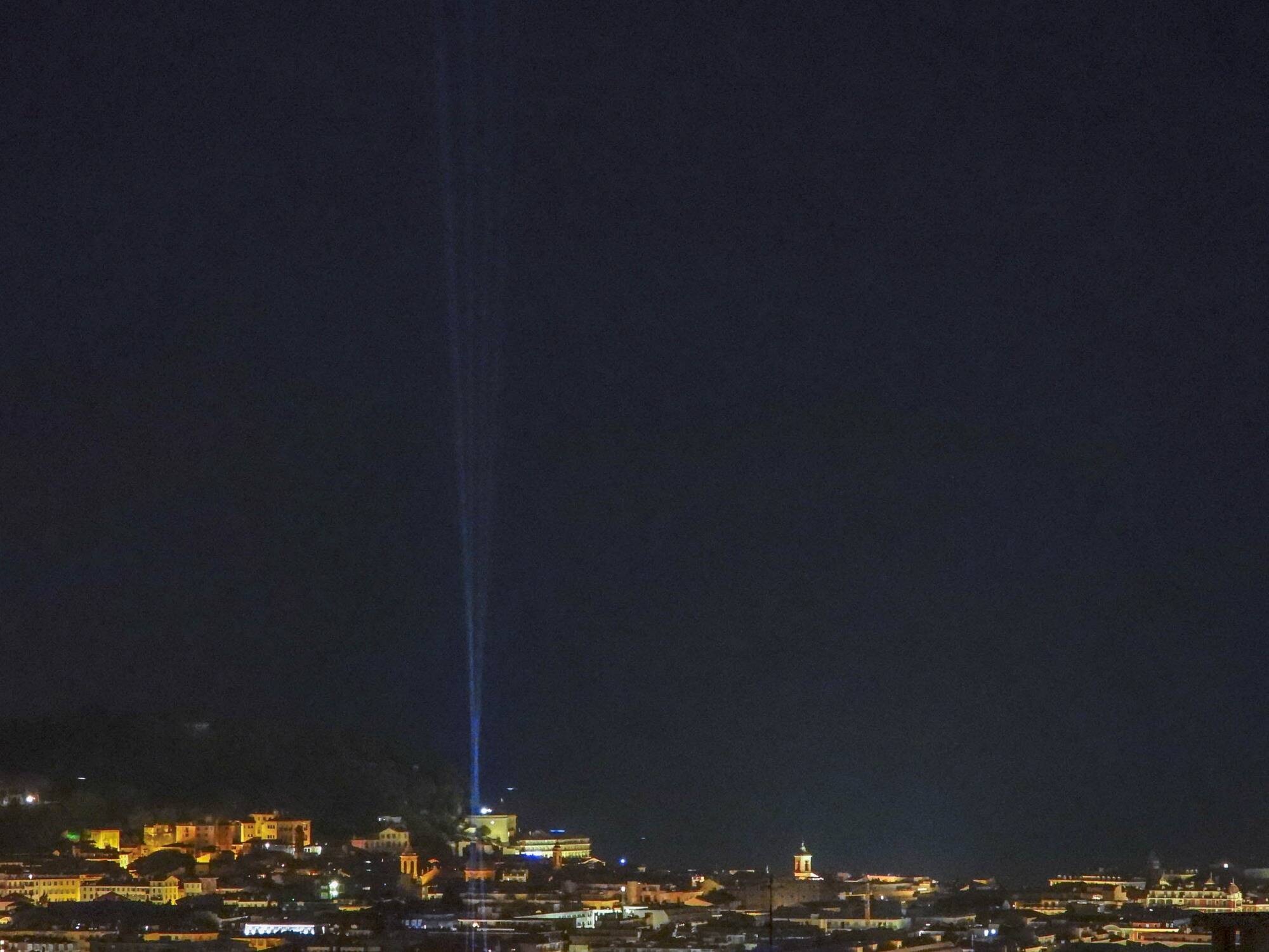 Quel est ce puissant faisceau lumineux qui éclaire le ciel de Nice depuis jeudi soir?