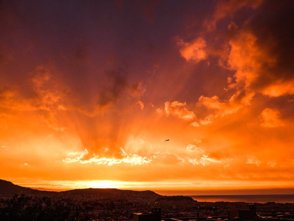 Vos magnifiques images du lever de soleil et de l'arc-en-ciel qui ont illuminé Nice et les alentours mardi matin