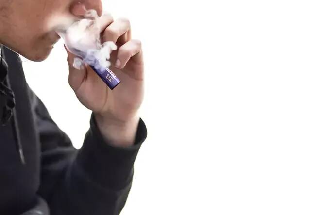 "Puffs": l'Assemblée adopte à l'unanimité un texte pour interdire les cigarettes électroniques jetables