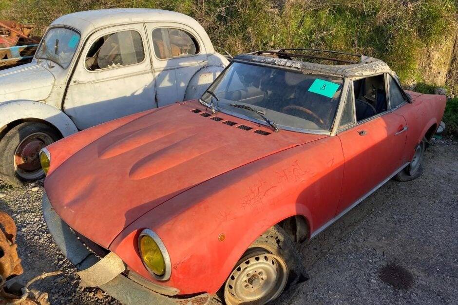 Après des années à entasser les vieilles voitures dans sa grange, il les vend aux enchères sur la Côte d'Azur