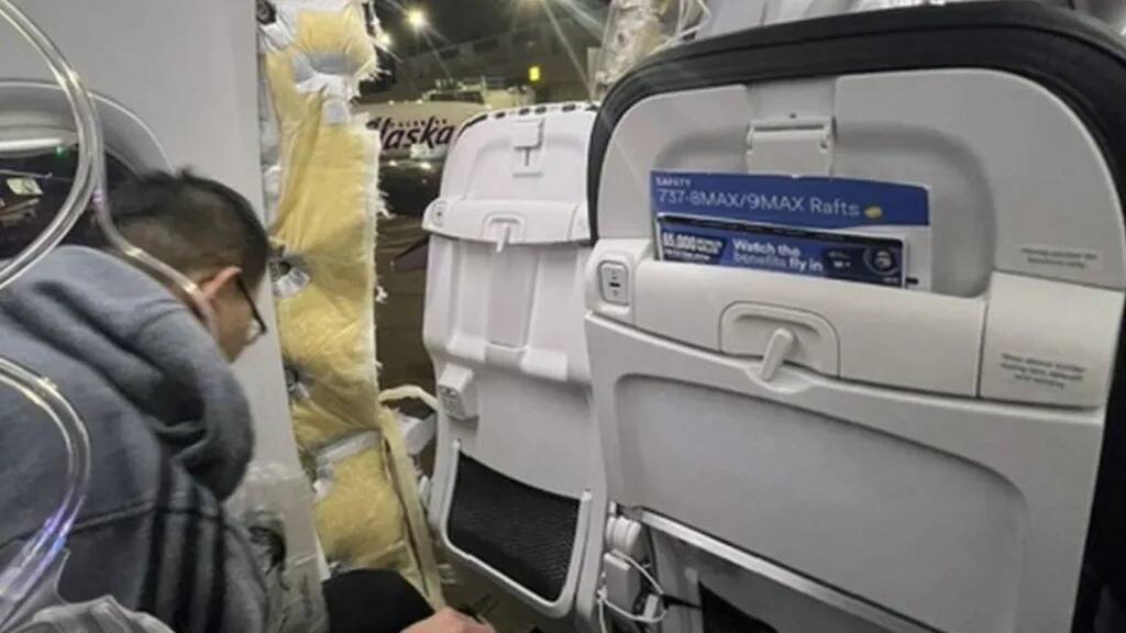 "J'ai une grosse cicatrice sur la jambe": un passager du vol accidenté d'Alaska Airlines témoigne et porte plainte