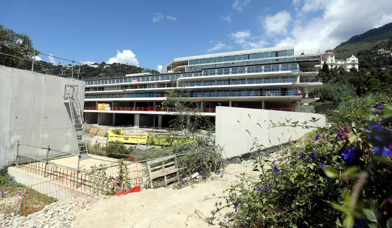 Livré ou non, le gestionnaire du futur hôtel 5-étoiles à Garavan devra verser son premier loyer à la Ville de Menton en janvier prochain