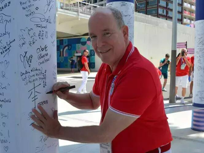 Le prince Albert II a signé le mur de la paix du Village olympique
