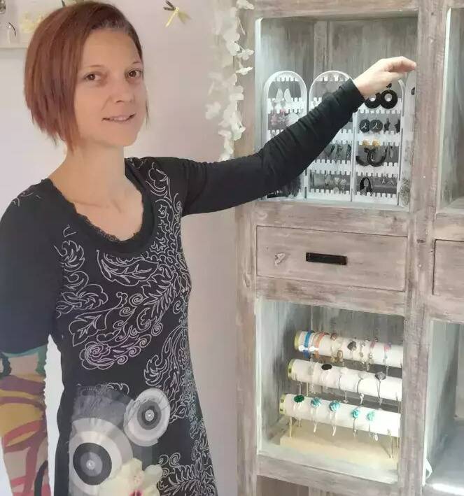 Petite fille d'une sculptrice renommée, elle ouvre son atelier de créations en résine époxy à Sainte-Agnès