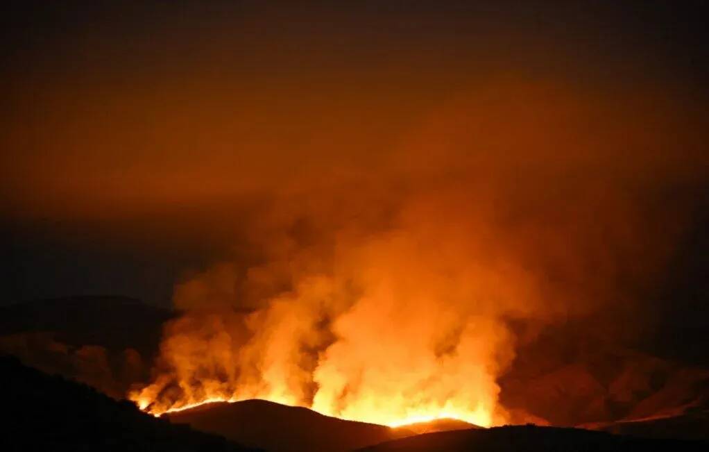 Le plus gros incendie de l'année, plus de 200 km2 ravagés... les images du "Madre Fire", le terrible incendie qui touche la Californie