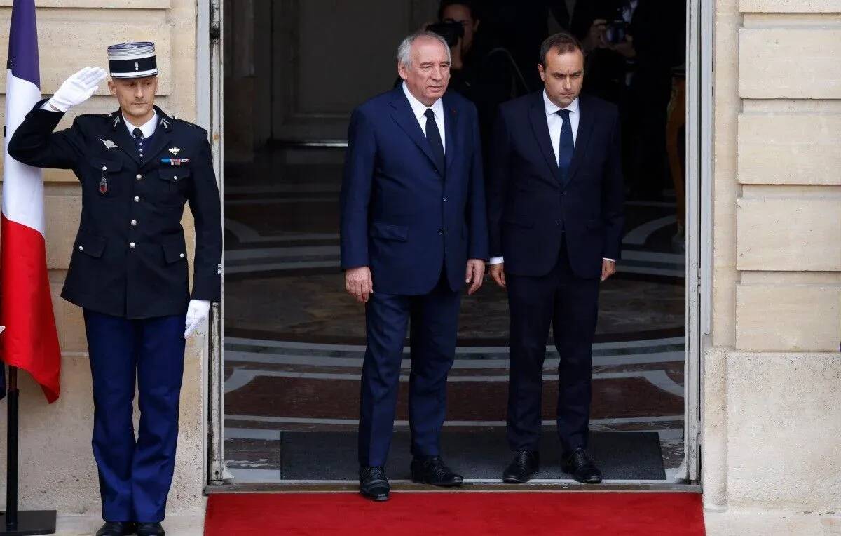 "Des ruptures" sur le fond, fin du "décalage entre la vie politique et la vie réelle"... Ce qu'il faut retenir de la passation de pouvoir entre François Bayrou et Sébastien Lecornu