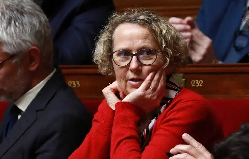 "Il fait 40°C dehors!": une députée propose de faire classe aux écoliers en extérieur pendant la canicule et se fait moquer