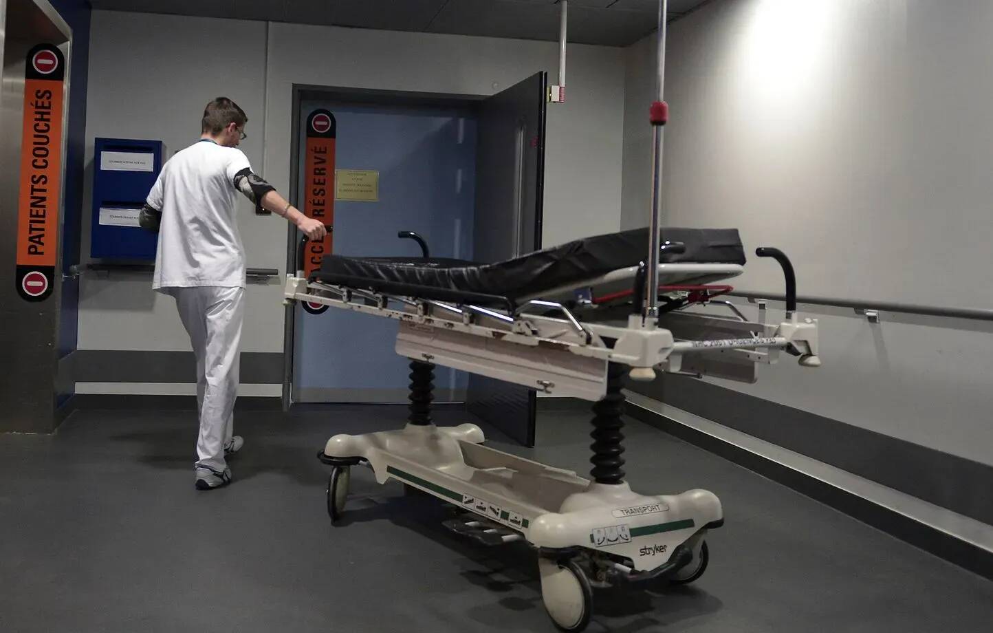 Passé à tabac à l'hôpital, un brancardier en soins intensifs en Vendée