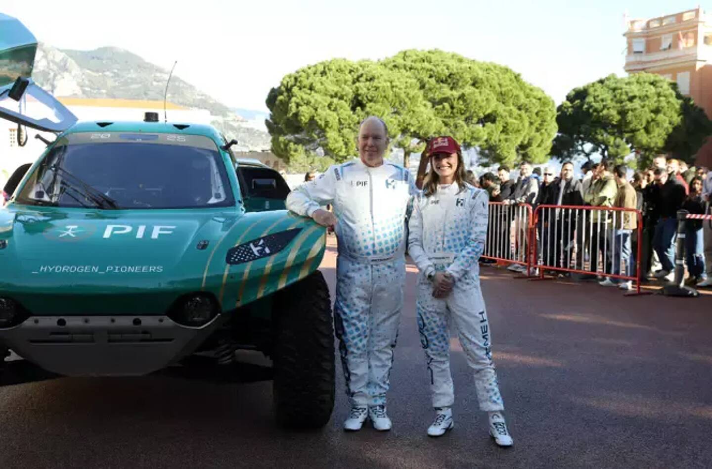 Pour valoriser l’usage de l’hydrogène dans le sport automobile, le prince Albert II a revêtu la combinaison de pilote ce lundi pour faire rouler le Pioneer 25 d’Extreme H dans les rues de la Principauté.