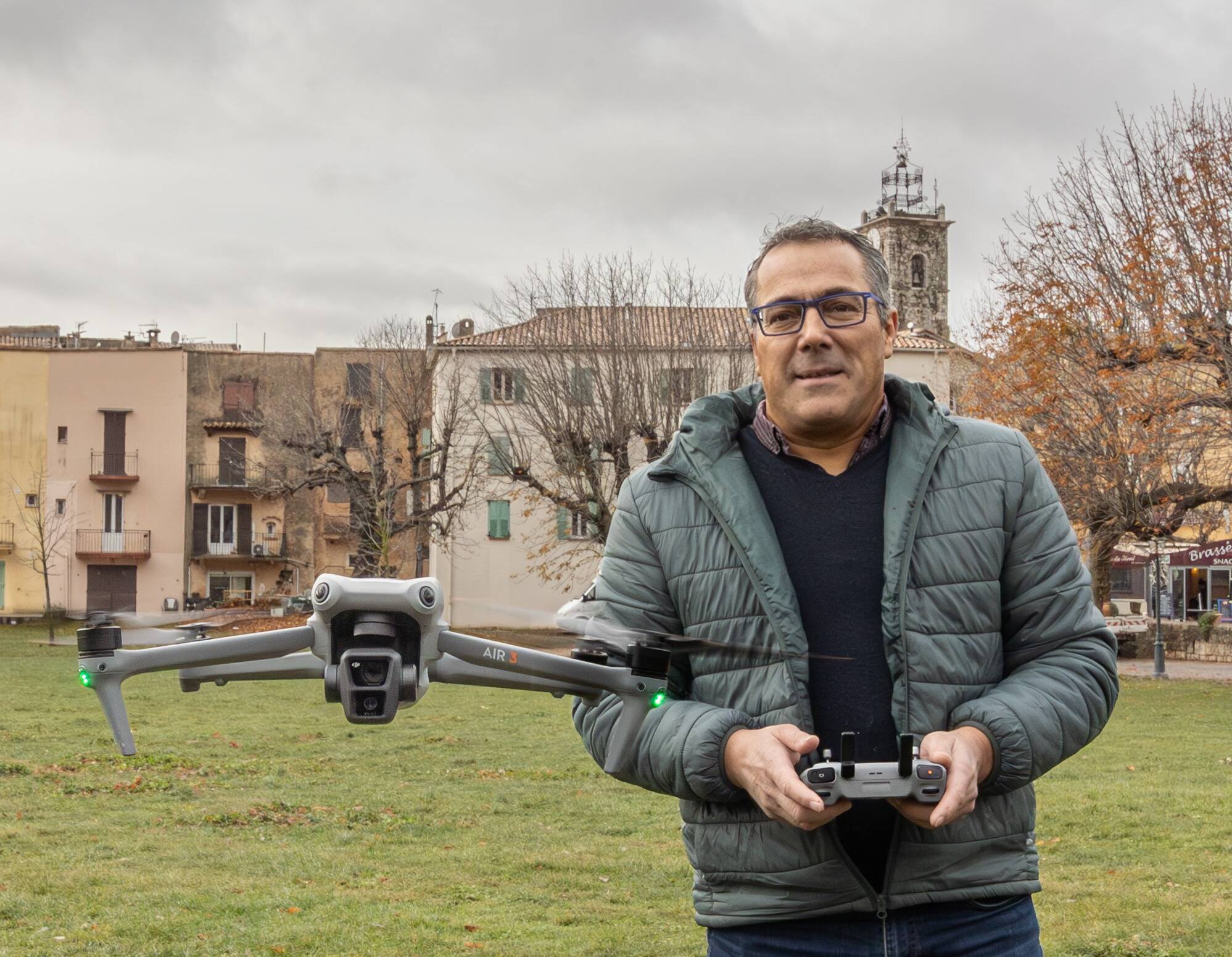 "Depuis que je suis petit, j'ai un appareil photo dans les main": à 50 ans, il quitte son emploi et créé sa société audiovisuelle sur la Côte d'Azur