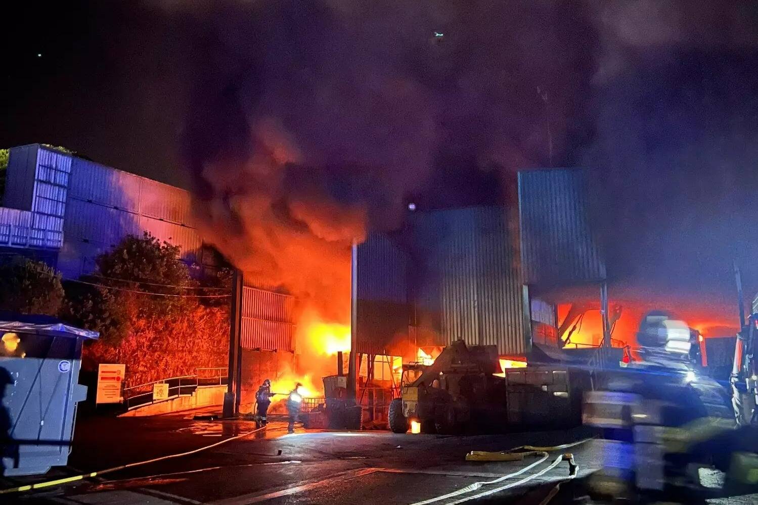 Un entrepôt de 1.000 m2 ravagé par les flammes à Grasse