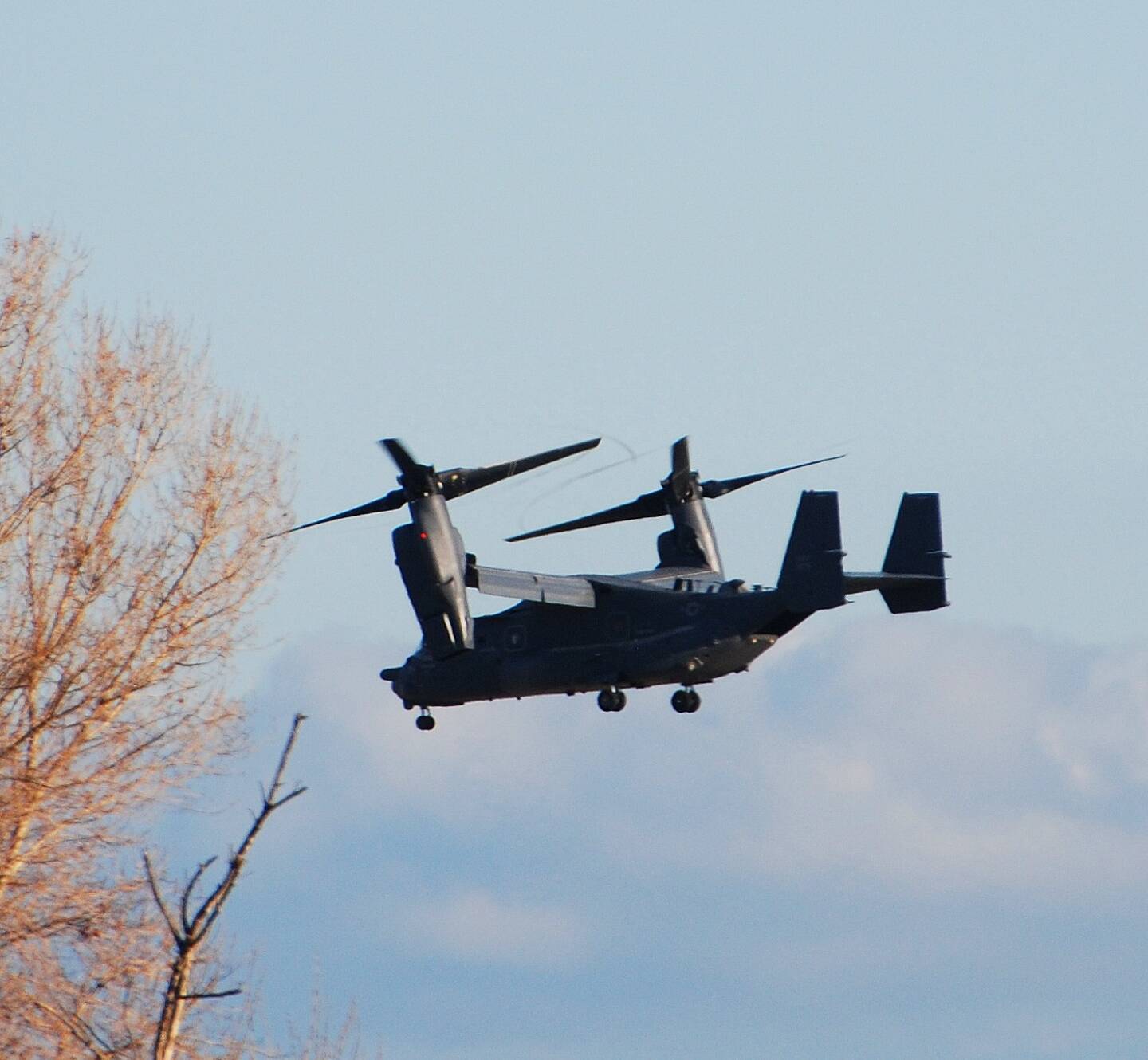 Le Boeing/Bell V-22 Osprey.