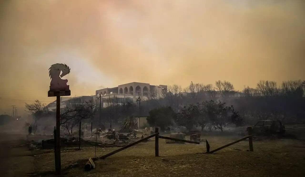 A Rhodes, la jeunesse en première ligne pour sauver l'île grecque du feu