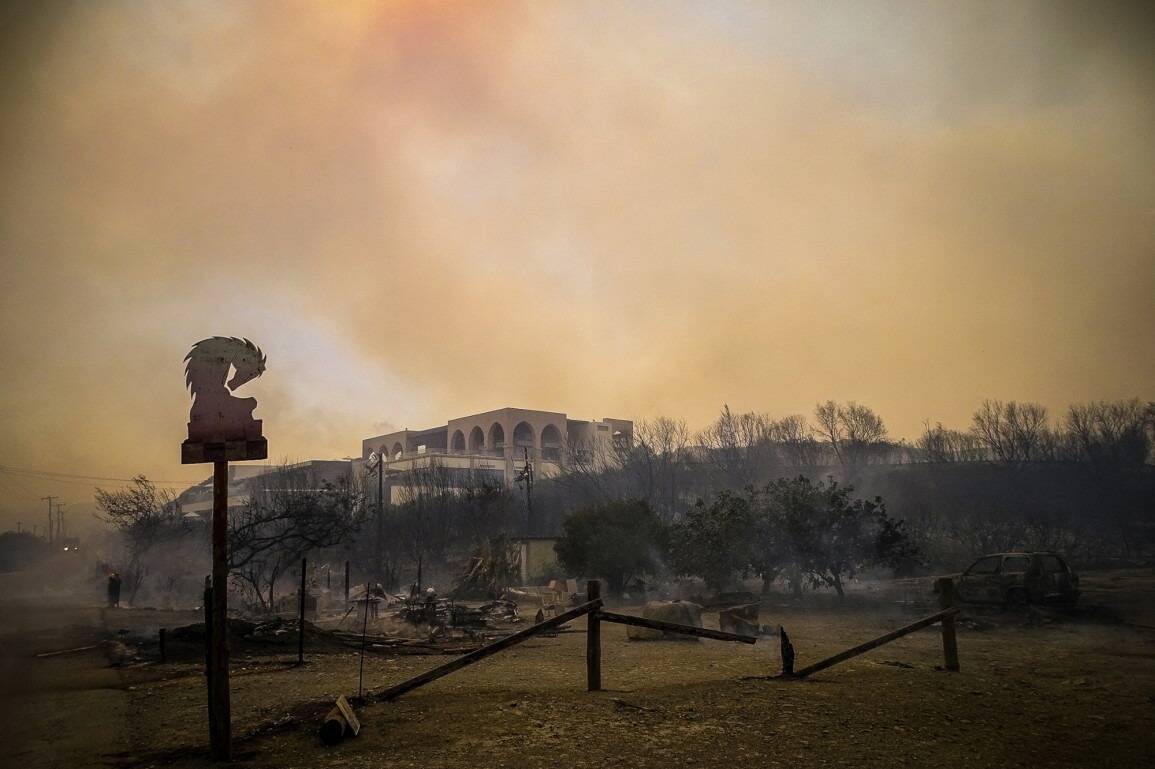 Canicule record, 30.000 personnes évacuées de l'île de Rhodes... les images terrifiantes des incendies en Grèce