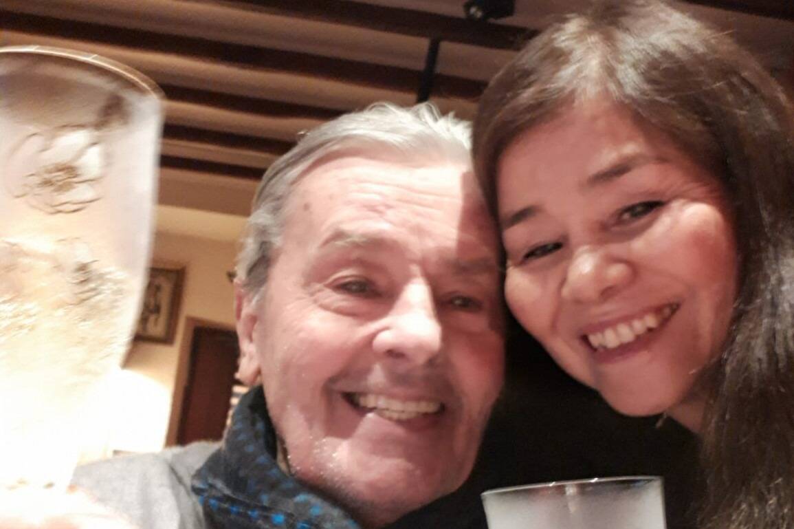 Qui est Hiromi Rollin, la "compagne d'Alain Delon" contre qui les enfants de l'acteur ont porté plainte?