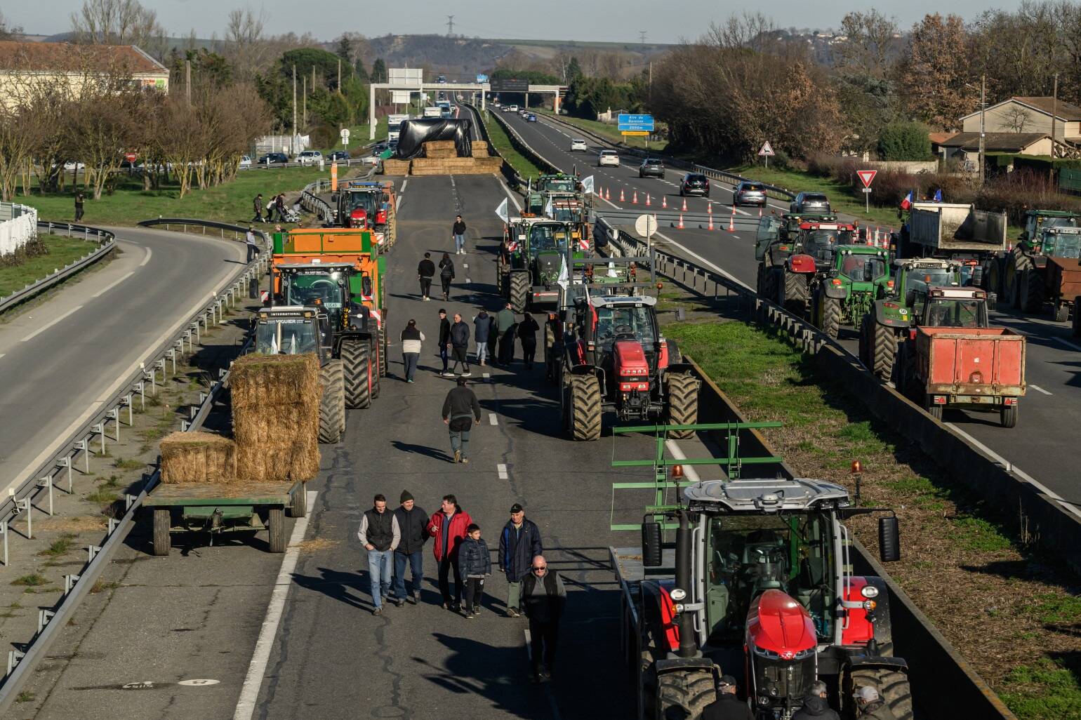 À défaut de pouvoir atteindre Paris, des agriculteurs perturbent la circulation au sud de Lyon