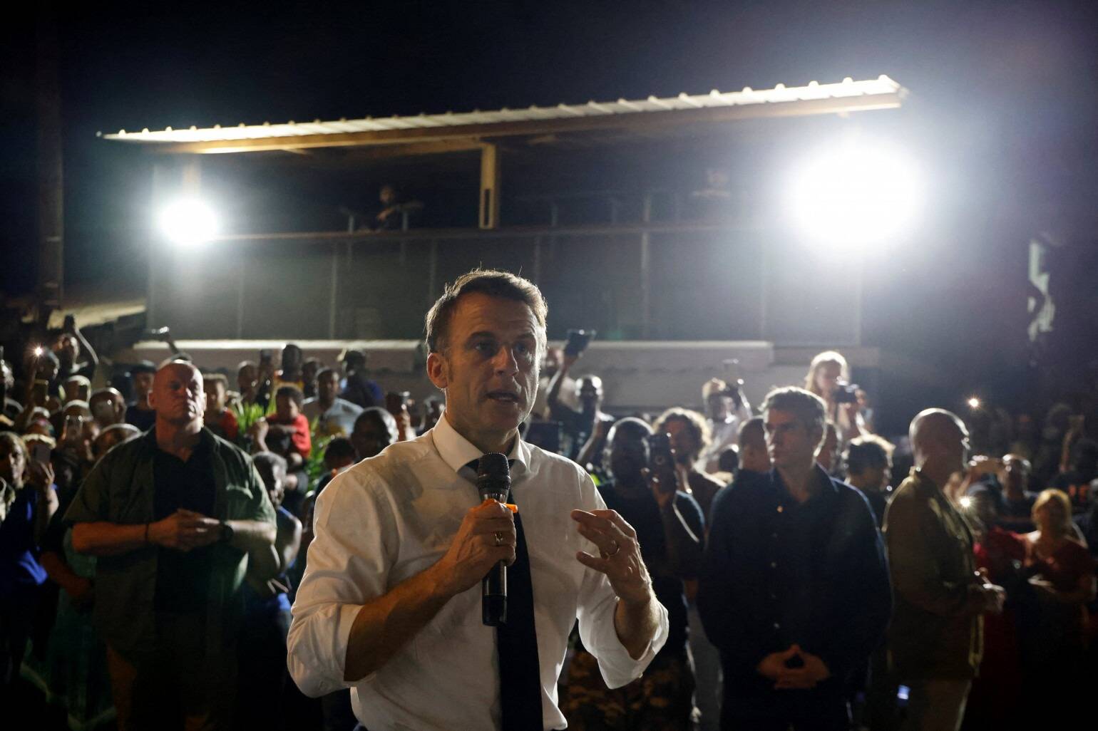 "Si ce n'était pas la France, vous seriez 10.000 fois plus dans la merde": Emmanuel Macron s'emporte face aux sinistrés du cyclone à Mayotte