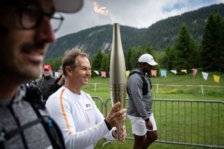 Champion olympique de ski de bosses, passé de "ski, sexe et rock'n'roll" à conférencier... Qui est Edgar Grospiron, le président du comité d'organisation d'Alpes 2030?