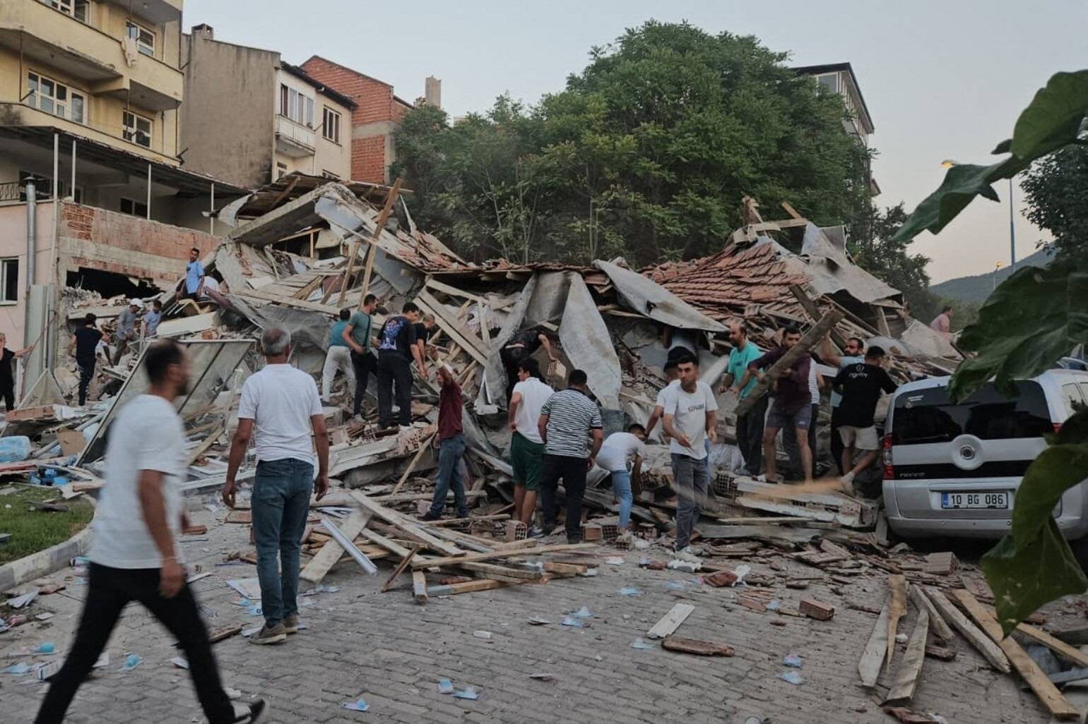 Un mort et 29 blessés, plusieurs immeubles effondrés... Ce que l'on sait du séisme de magnitude 6,1 qui a secoué la Turquie