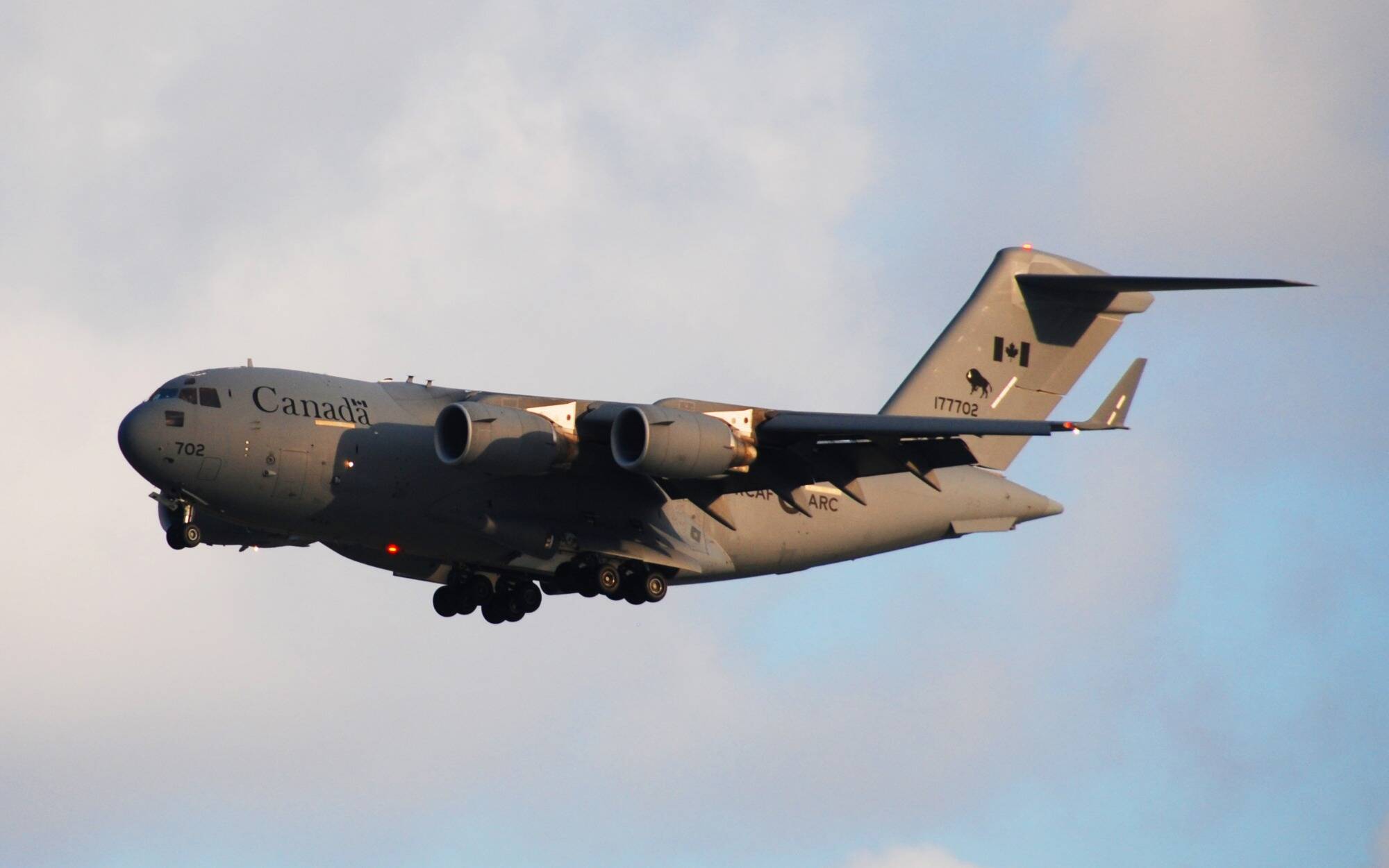 Quel était cet énorme et bruyant avion gris qui s'est posé à l'aéroport de Nice mardi soir?