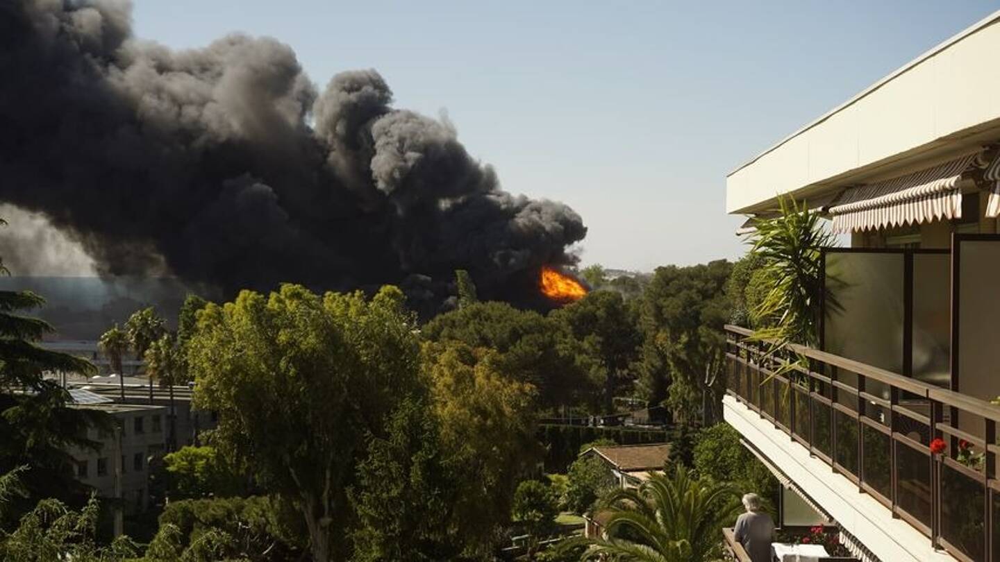 Photos Vos Images De L Impressionnant Incendie De L Entrepot But A Villeneuve Loubet Photos Vos Images De L Impressionnant Incendie De L Entrepot But A Villeneuve Loubet