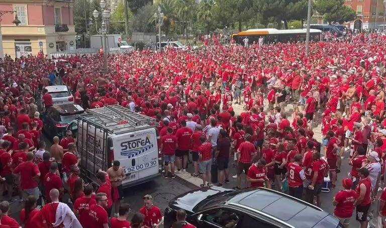 Mais qui sont tous ces gens en rouge dans le centre-ville de Nice?