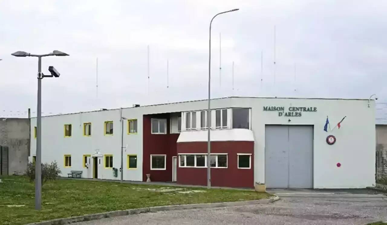 Prise d'otages à la prison d'Arles: suspension de la garde à vue du détenu, hospitalisé en psychiatrie