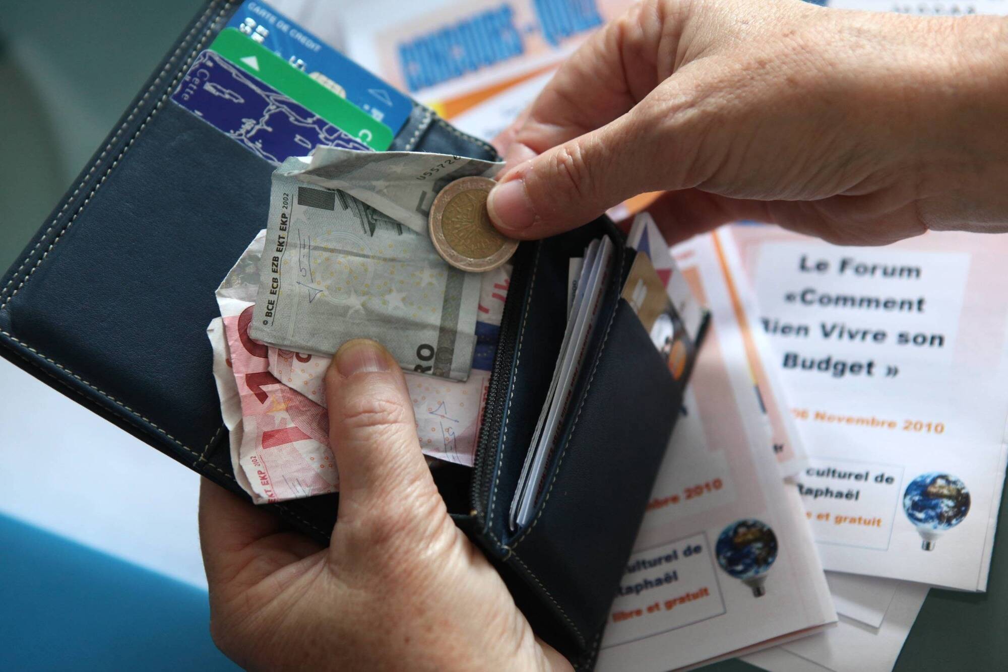 Les Français retirent moins souvent de liquide, mais de plus grosses sommes, selon la Banque de France