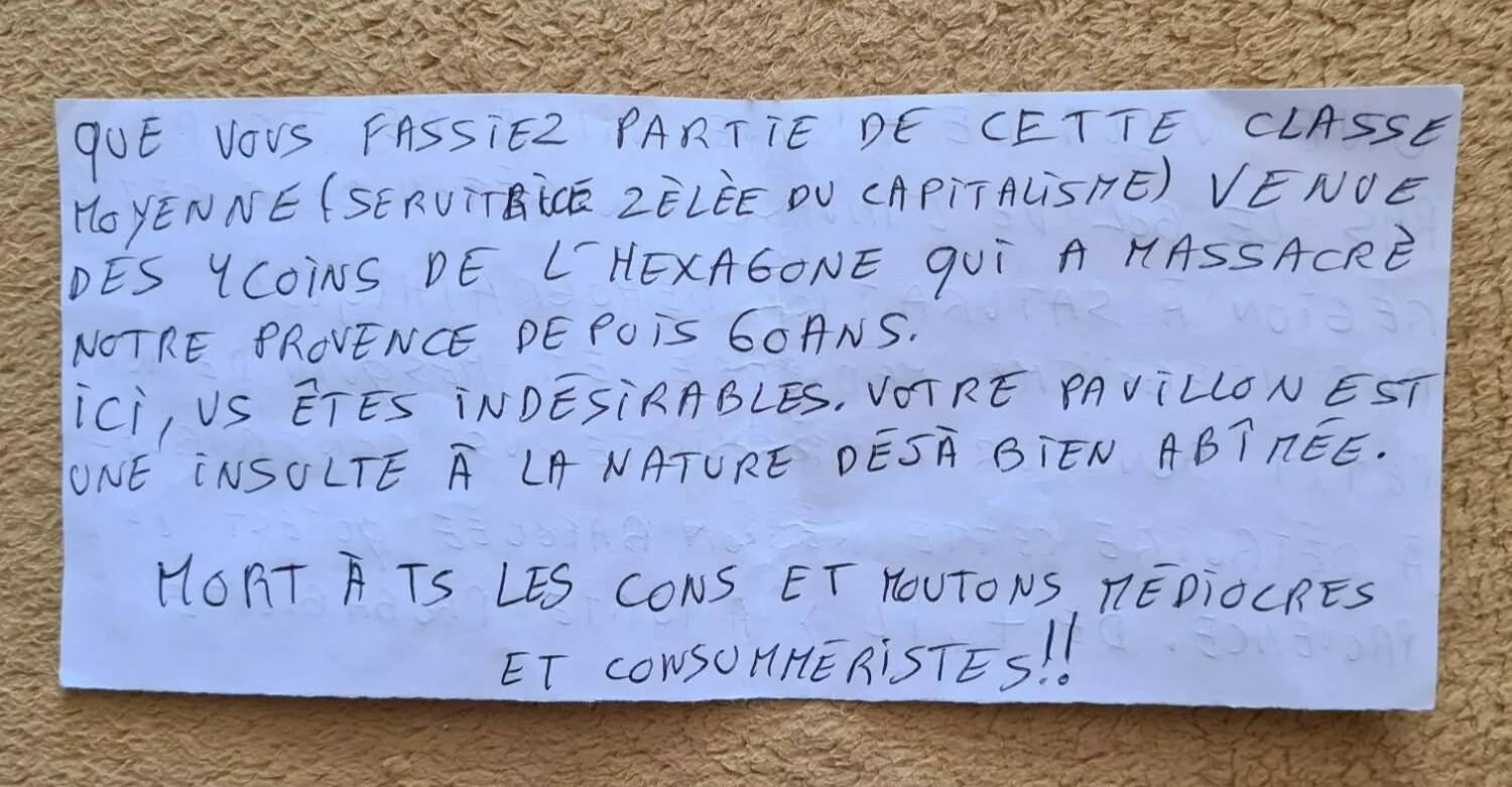 "On voit des signes d'une colère froide, contenue, maîtrisée dans l'écriture": une graphologue se penche sur les lettres du corbeau qui sévit dans le Var