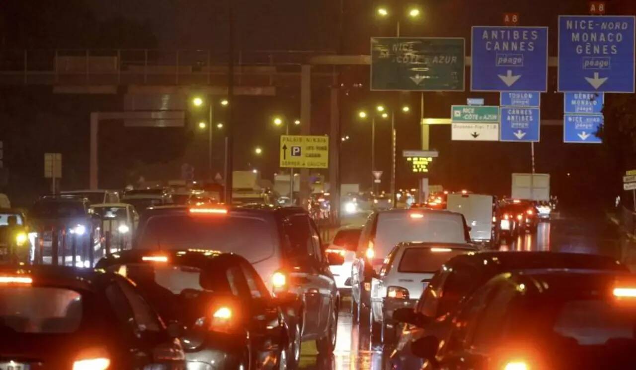 Pourquoi y a-t-il eu un bouchon à 23h sur l'A8 ce mercredi soir?