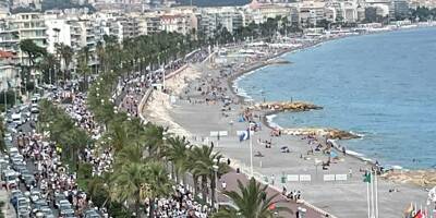 Des milliers de manifestants anti pass sanitaire défilent sur la Promenade des Anglais à Nice