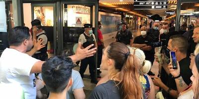 Tensions à Carrefour Nice-TNL, une vingtaine d'anti-pass sanitaires tentent de rentrer dans la galerie