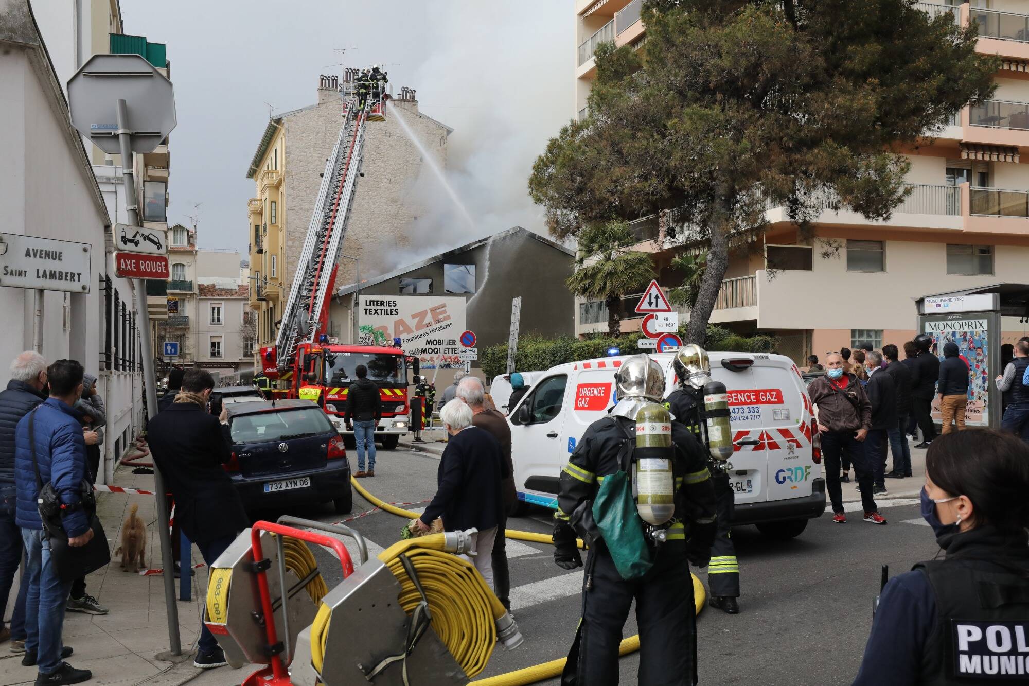 VIDEO. Violent incendie dans un entrepôt à Nice, un important dispositif de secours engagé
