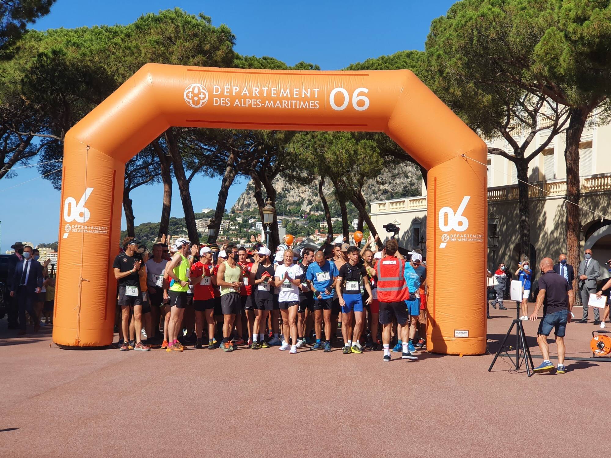 122 coureurs de l'Ultra Trail Côte d'Azur Mercantour au départ de la place du Palais de Monaco