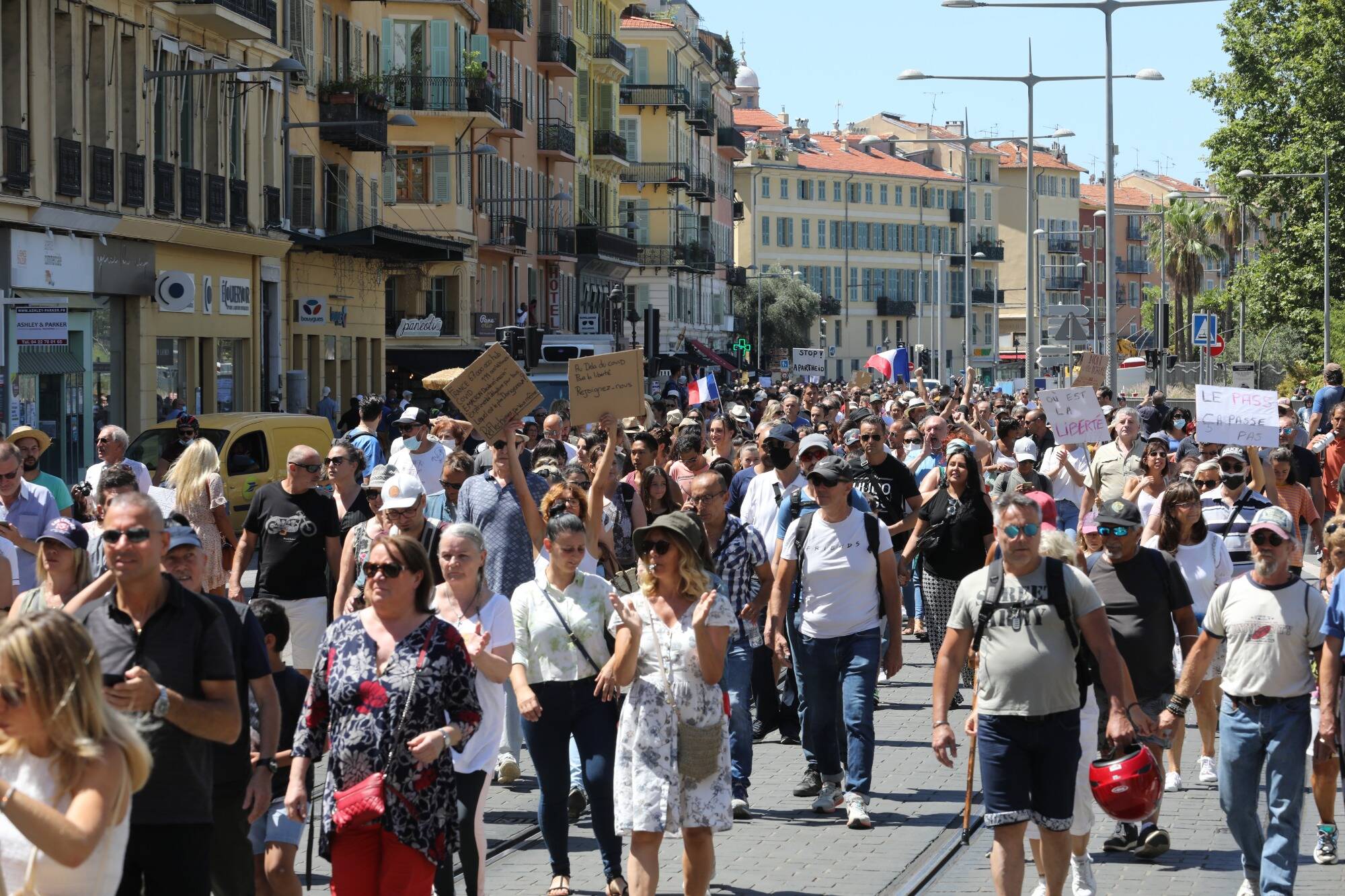 Les militants antibois contre le pass sanitaire et la vaccination obligatoire rejoignent ceux de Nice ce samedi après-midi