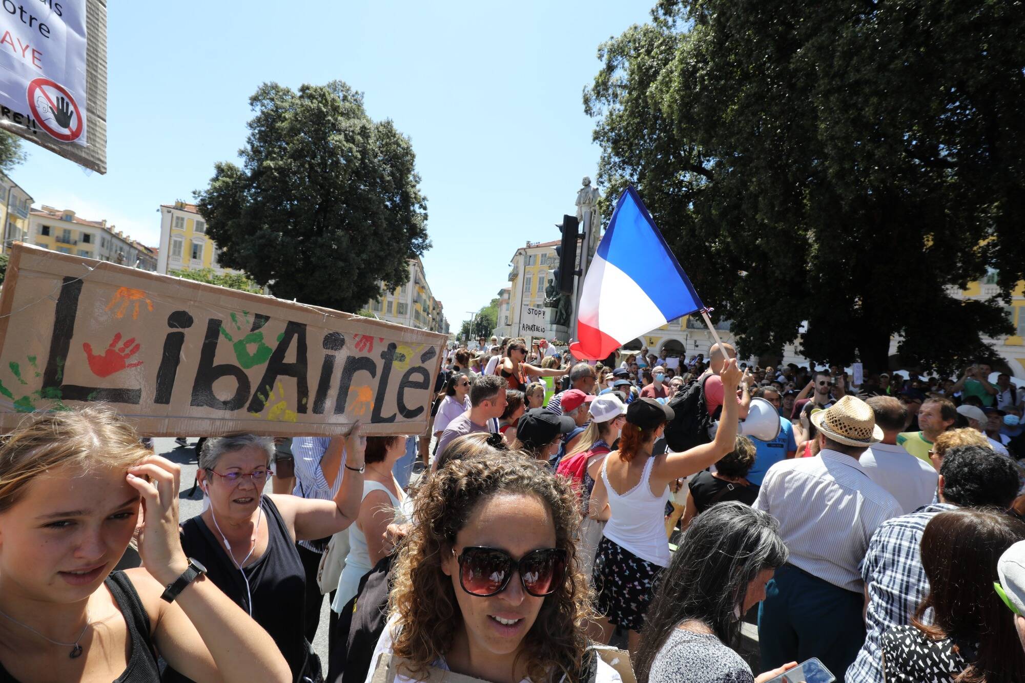 Plus d'un millier de personnes mobilisées dans Nice contre la vaccination obligatoire et le pass sanitaire
