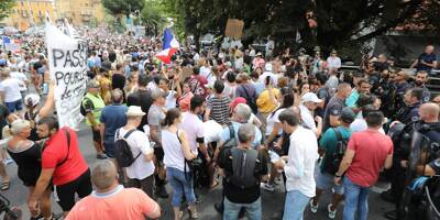 La manif anti pass sanitaire tente de bloquer la voie rapide à Nice, la police leur bloque le passage