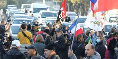 200 manifestants anti pass bloquent la sortie de la voie rapide à Nice