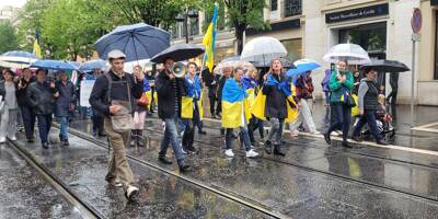 Malgré la pluie, une centaine de manifestants en soutien à l'Ukraine dans les rues de Nice