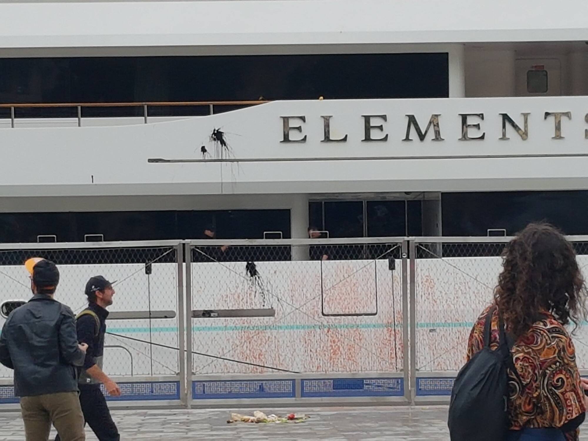 Manifestation du 1er mai: de la peinture jetée sur un méga yacht de luxe amarré au port de Nice, les images