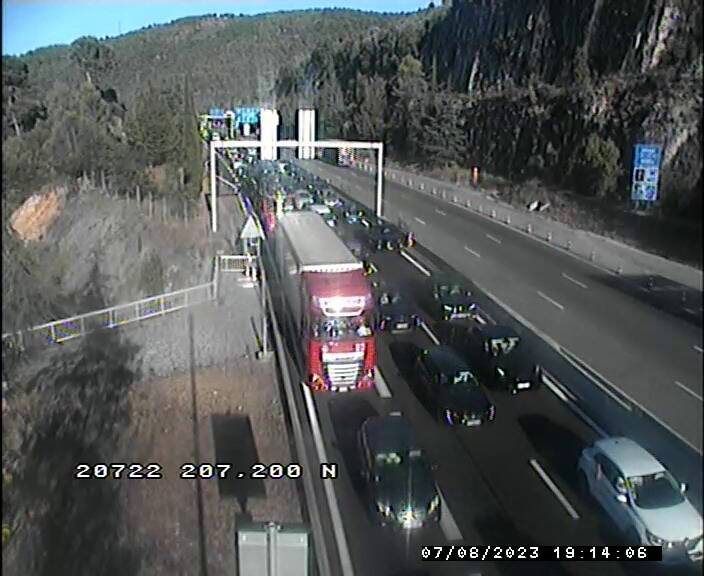 Un conducteur de deux-roues meurt dans un accident avec un poids lourd sur l'A8 ce lundi soir à Nice