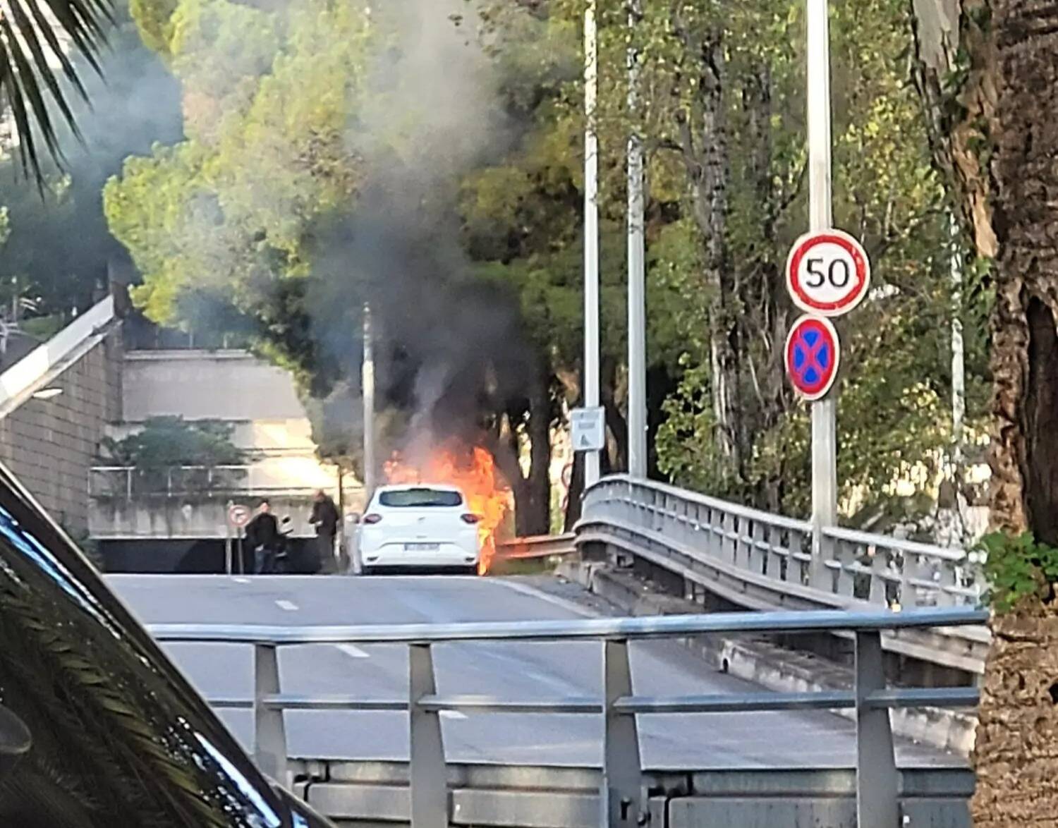 Un véhicule prend feu à Nice, une partie de la voie Mathis coupée à la circulation ce vendredi matin