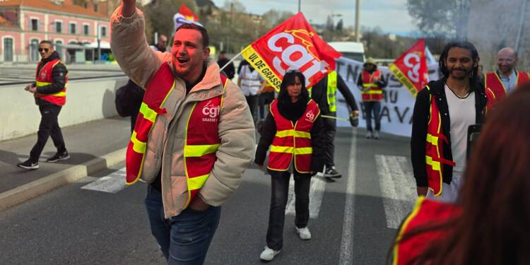 Une soixantaine de salariés de Moventis, délégataire de transport du Pays de Grasse, battent le pavé ce lundi matin
