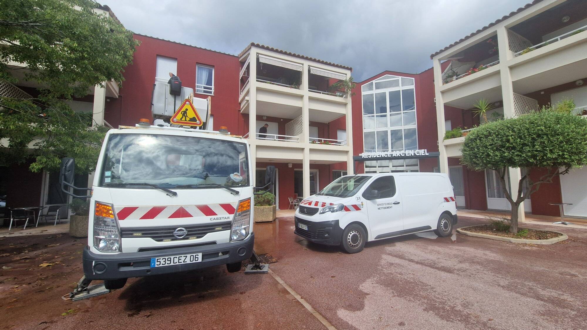 Les services techniques à pied d'oeuvre au sein de la résidence Arc-en-ciel à Mandelieu, évacuée dans la nuit