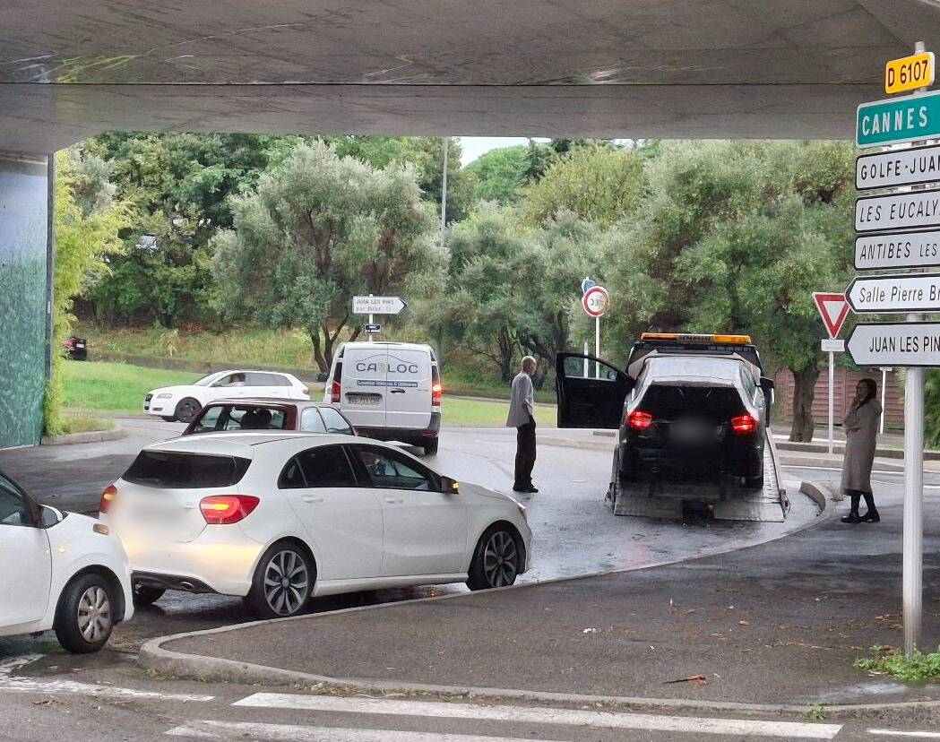 "Il y avait peut-être 40 ou 50 centimètres d'eau": il s'engage dans un rond-point à Antibes pendant les intempéries et se retrouve coincé, le moteur noyé