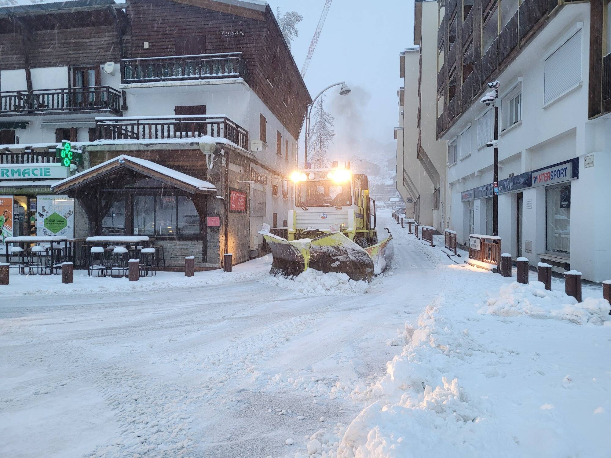 Neige-verglas, vague-submersion, vent... les quatre vigilances météo prolongées dans les Alpes-Maritimes pour la nuit de jeudi à vendredi
