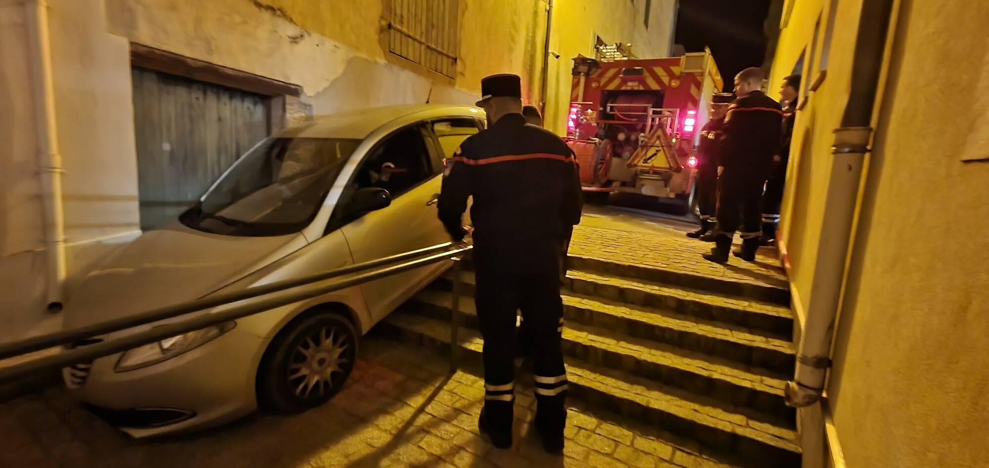 En état d'ébriété, un automobiliste s'engage à contre-sens et se retrouve coincé dans des escaliers durant la cérémonie de la Sainte-Barbe à Carcès