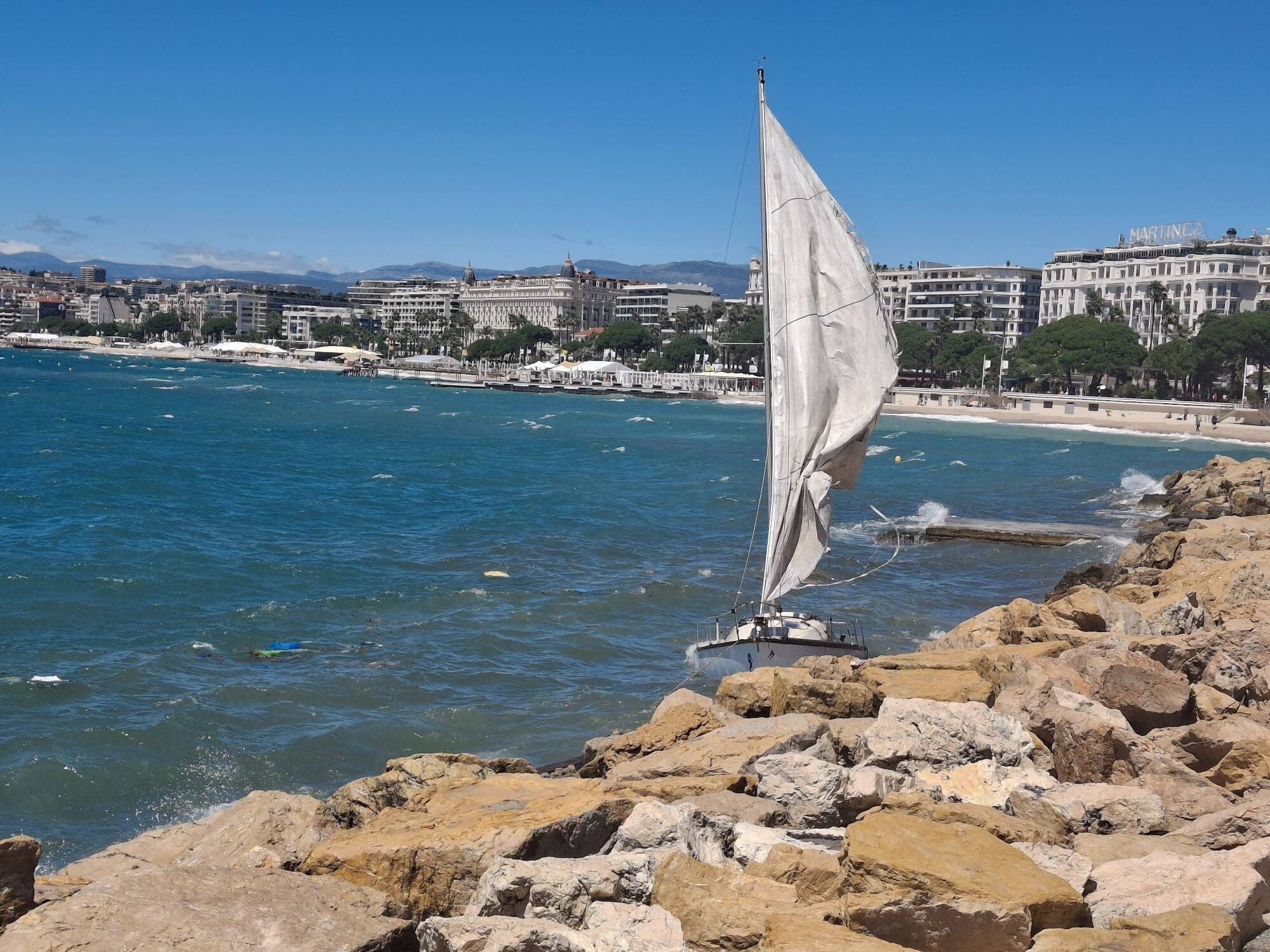 Un voilier s'échoue contre une digue sur la Croisette à Cannes, un périmètre de sécurité mis en place