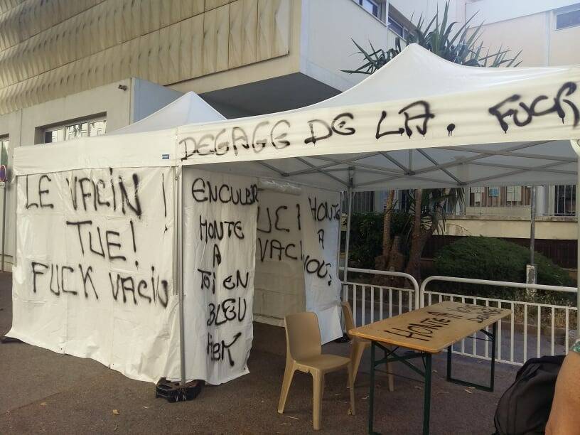 Un centre de vaccination de Nice tagué par des anti-vaccins, la Métropole et la ville portent plainte